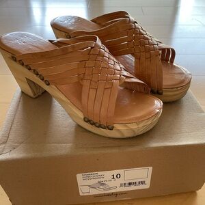 Beautiful Beek wood heel with leather woven upper, worn 2x, Size 10 color Honey